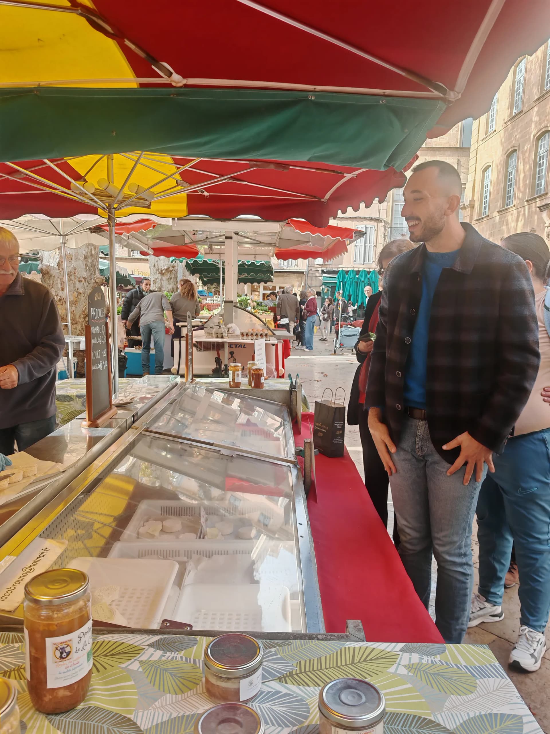 Étals colorés du marché provençal d'Aix-en-Provence place Richelme